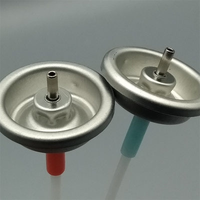 Uma válvula de aerossol de um centímetro com tronco metálico para distribuição precisa